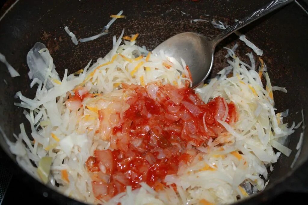 Как потушить квашеную капусту с мясом. Потушить квашеную капусту. мясо с квашеной капустой. тушёная квашеная капуста с мясом. тушим квашеную капусту.
