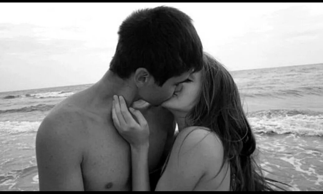 Обнять девушку поцеловать. Обнимает девушку. Поцелуй на море. Парень целует девушку на пляже. Парни обнимаются.