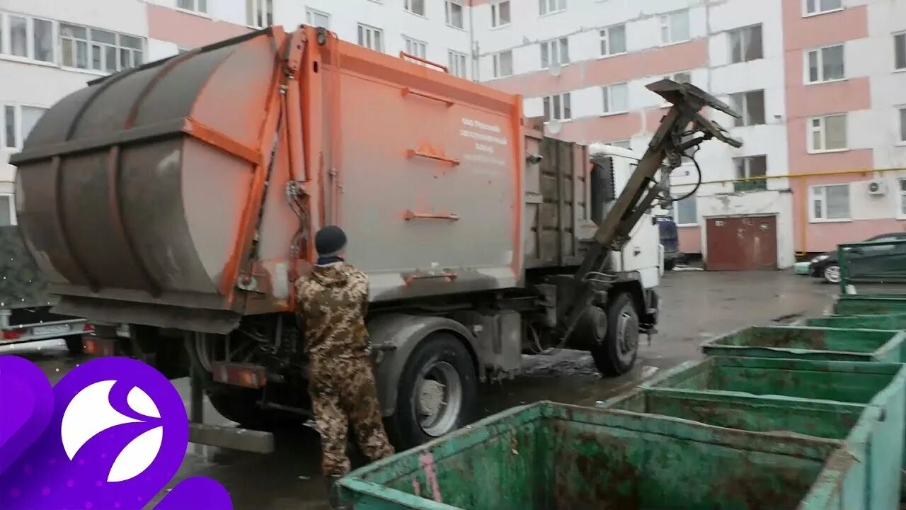 Мусоровоз зарплата. Мусоровоз разгрузка. Водитель мусоровоза. Мусоровоз СТС. Мусоровоз на шасси JAC n90 иномарка 8-10 кубов.