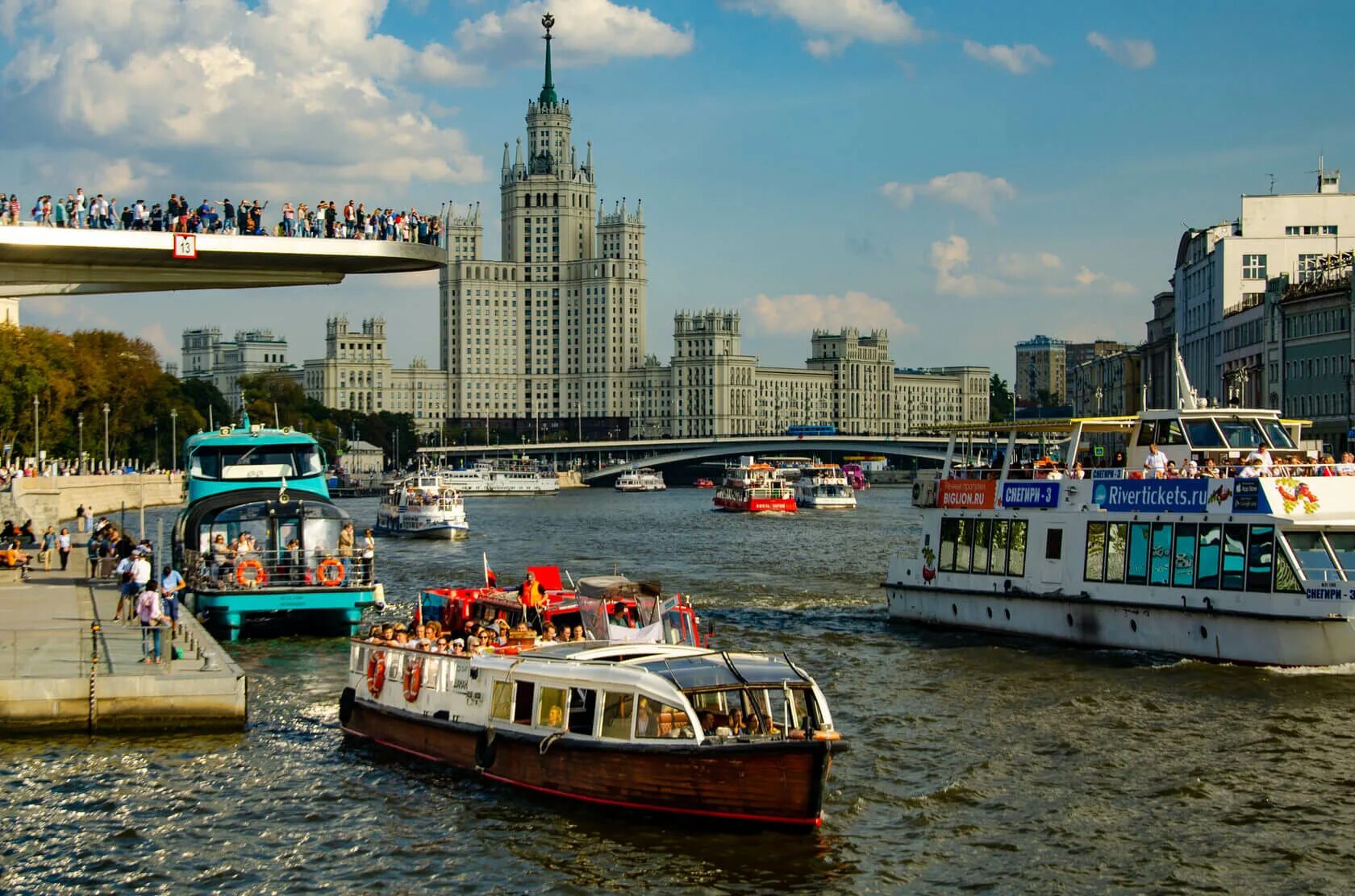 Водное такси москва. Москва Третьяковский мост водное такси. Теплоход шаман Москва. Причал Третьяковский Москва. Реки Москвы.