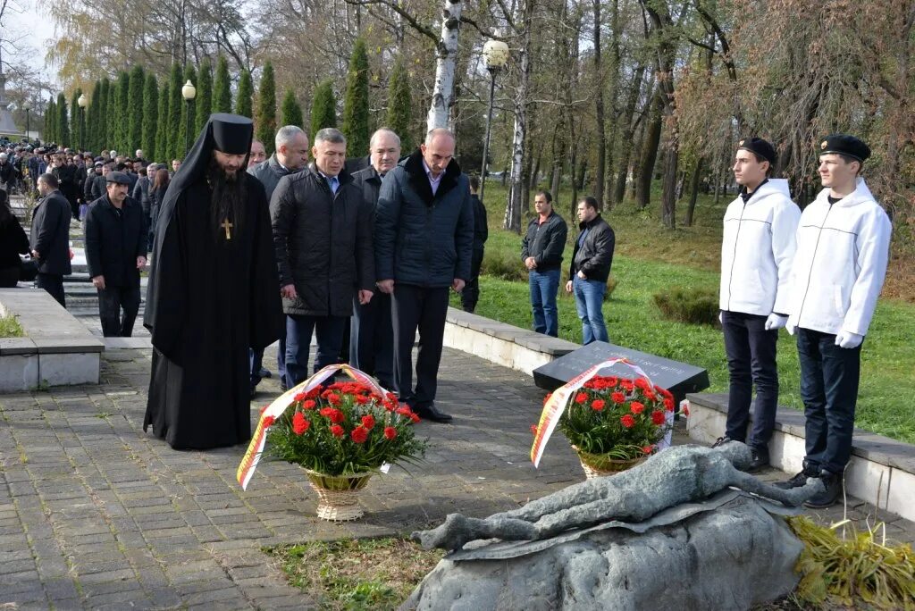 Православные хоронят в воскресенье. Осень 1992 года Пригородный район. Владикавказское Восточное кладбище при храме женское Преображение. Владикавказская епархия. Как хоронят православных осетин.