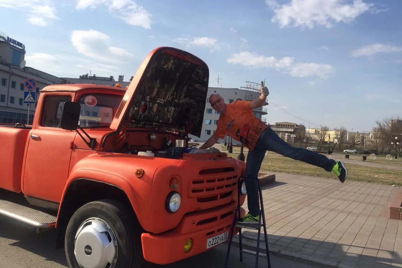 Пикап омск. ЗИЛ 130 оранжевый. Оранжевый ЗИЛ Омск. ЗИЛ 130 Омск оранжевый. Оранжевый ЗИЛ пикап.