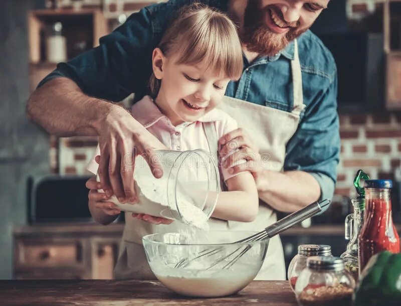 Dad a cook. Приготовление отца и дочери. Папа с дочкой готовят. Который с папой готовит девочка. Папа варит дочь.