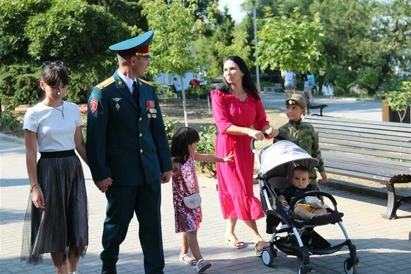 Военная семья. Семья военного. Военнослужащие и их семьи. Семья военного РФ. Большая семья военного.