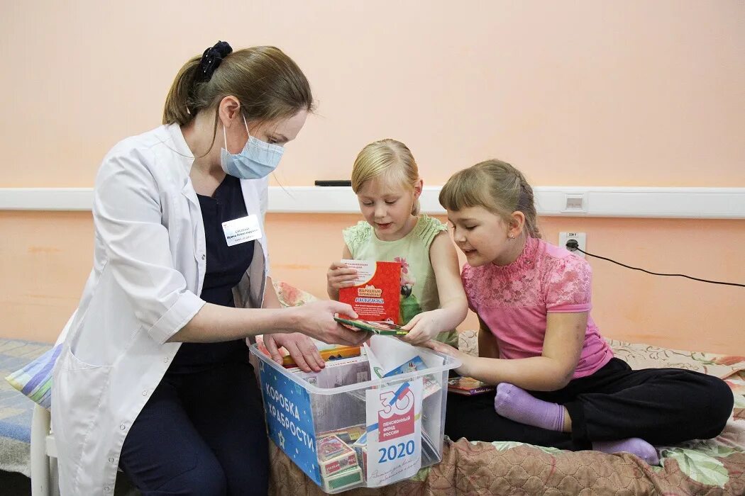 Детские больницы волонтеры. Дети и коробка храбрости. Дети в больнице. Волонтеры в больнице