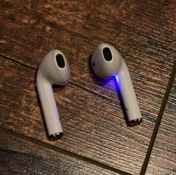 Аирподсы паль. Наушники аирподс оригинал. BYZ наушники AIRPODS. AIRPODS наушники паль. Почему левый наушник airpods