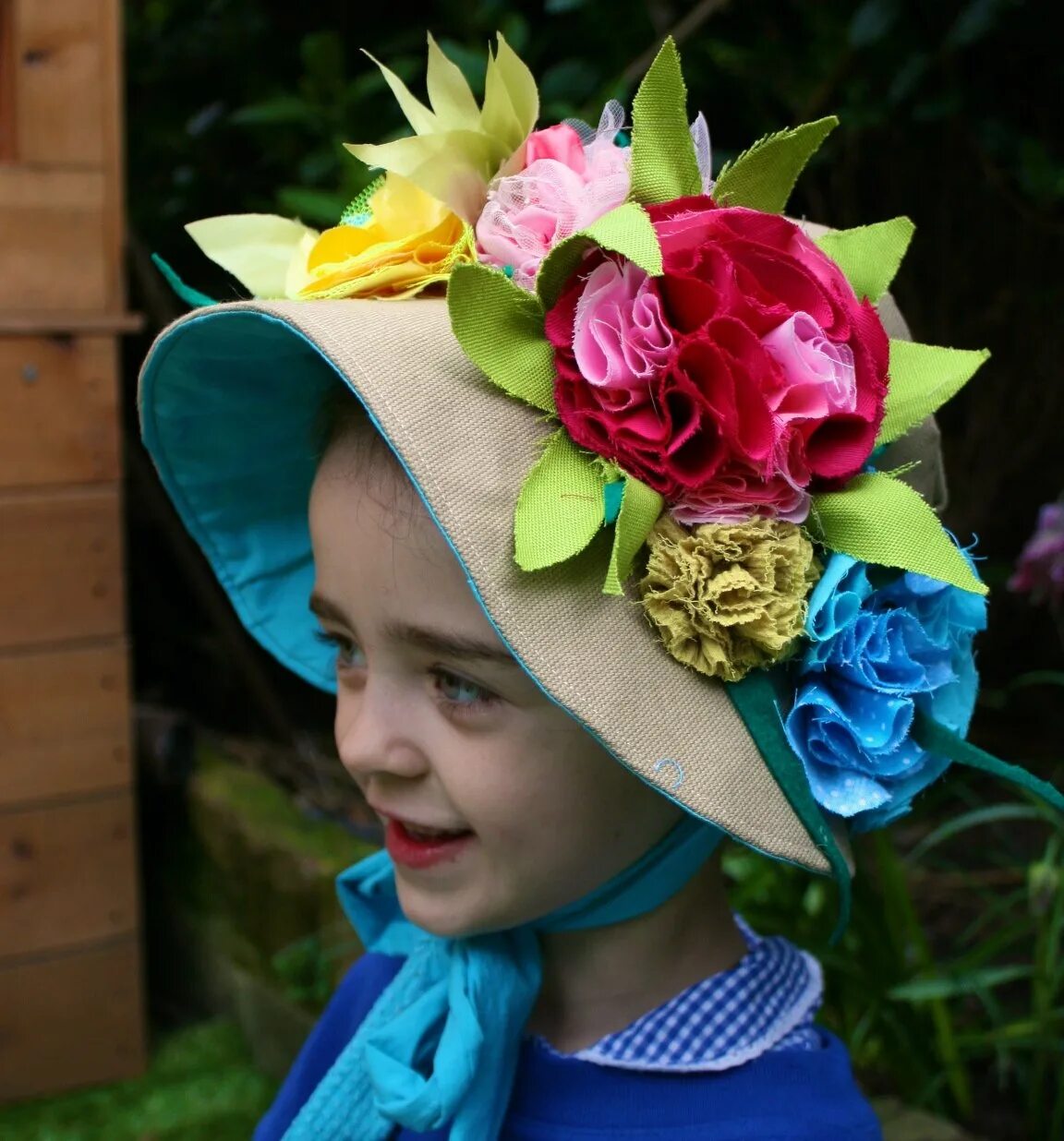 Шляпка с цветами. Шляпки для девочек. Шляпка для ребенка в детский сад своими. Оригинальная шляпка в садик. Как украсить шляпку
