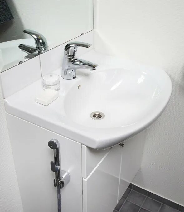 Раковина с гигиеническим душем. Умывальник маленький с гигиеническим душем. Туалет с раковиной и гигиеническим душем.