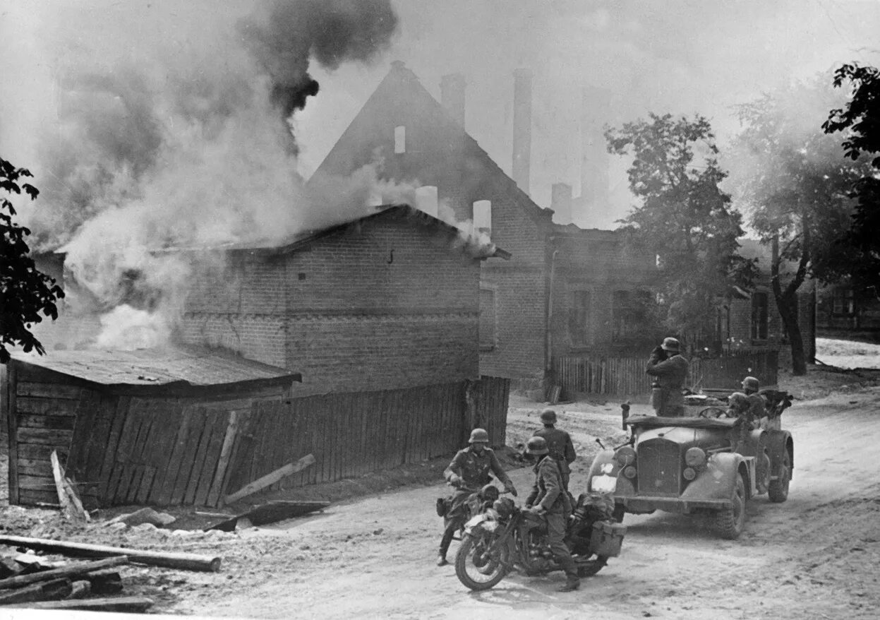 Вторжение в Польшу 1939 Германия. Немецкие солдаты Польша 1939. Белорусская деревня 1941. Беларусь у гады вайны