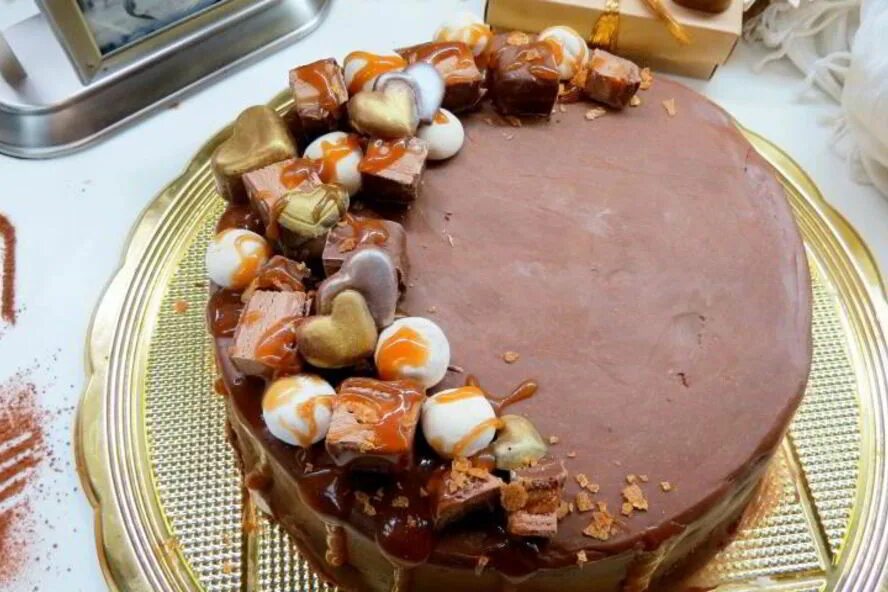 Торт марс рецепт в домашних условиях. Чизкейк Марс. Чизкейк с карамелью. Шоколадный чизкейк с карамелью. Шоколадный торт Марс.