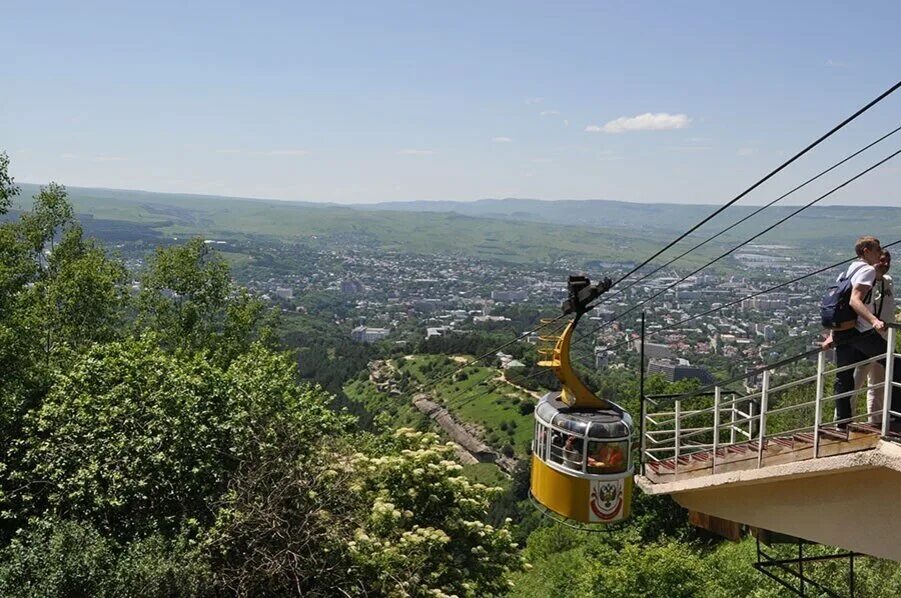 Кисловодский парк канатная дорога. Кисловодск канатка парк Кисловодска. Курортный парк Кисловодск канатная дорога. Курортный парк Кисловодск фуникулер.