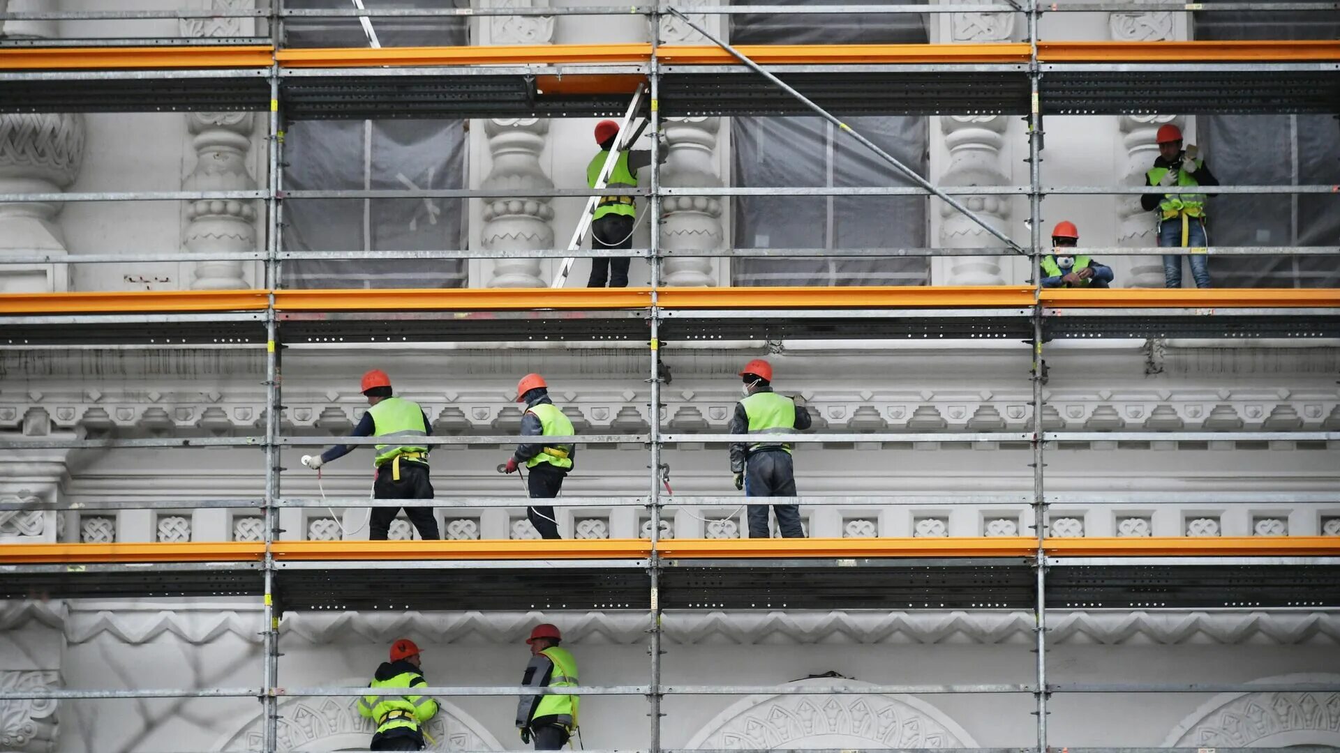 Задача про маляров. Политехнический музей реставрация. 6 рабочих красят здание за 4 дня. Капремонта и реконструкции зданий. Крашенный фасад дома.