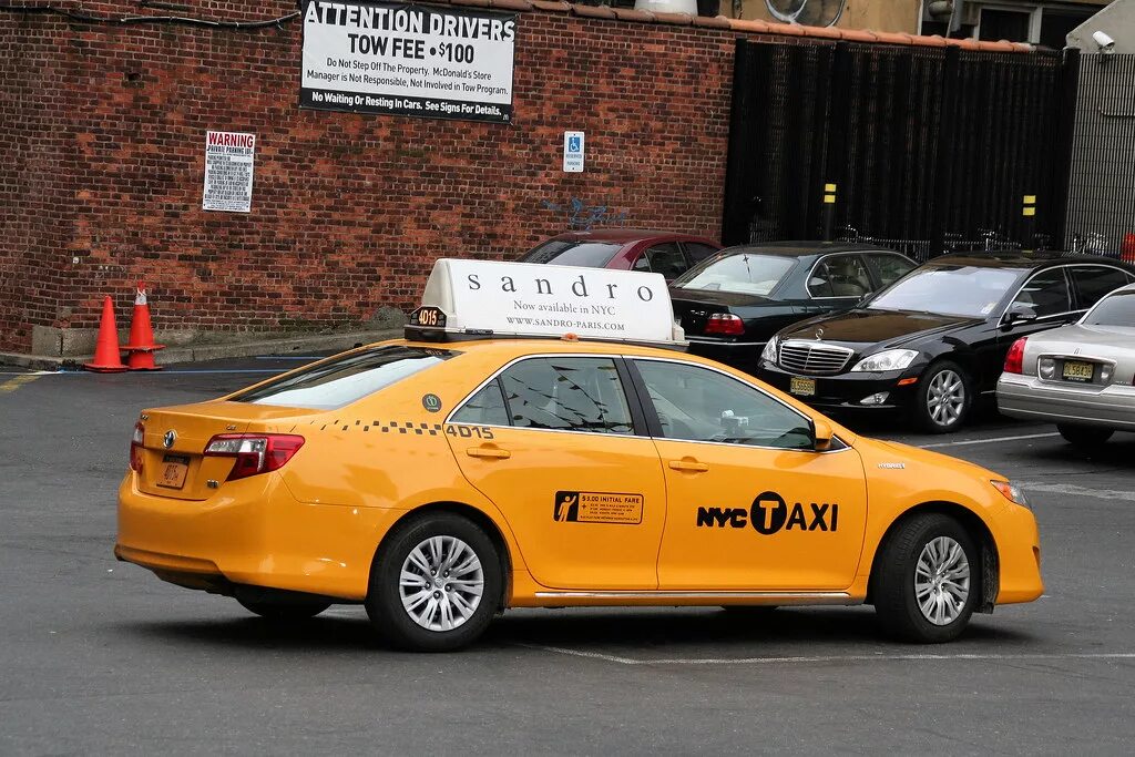 Заказать машину заранее такси. Toyota Camry Taxi. Toyota Camry New York Taxi. Toyota Prius NYC Taxi. Камри 50 такси.