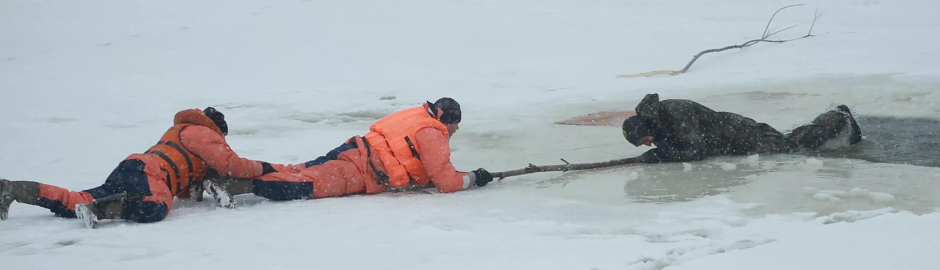Человек провалился под лед. Спасение рыбаков со льда. Спасение утопающих на льду.