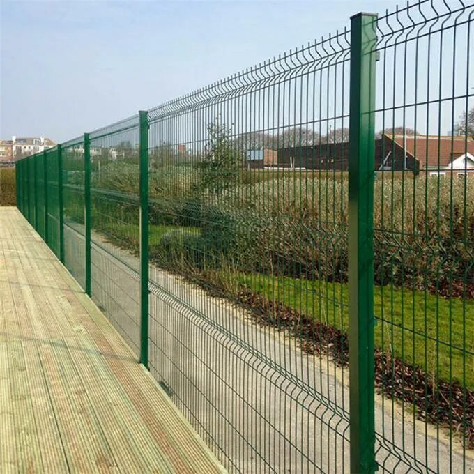 Забор сетка зеленая купить. Забор сетка зеленая. Зелёный забор из сетки. Сетка для забора металлическая. Прозрачный металлический забор.