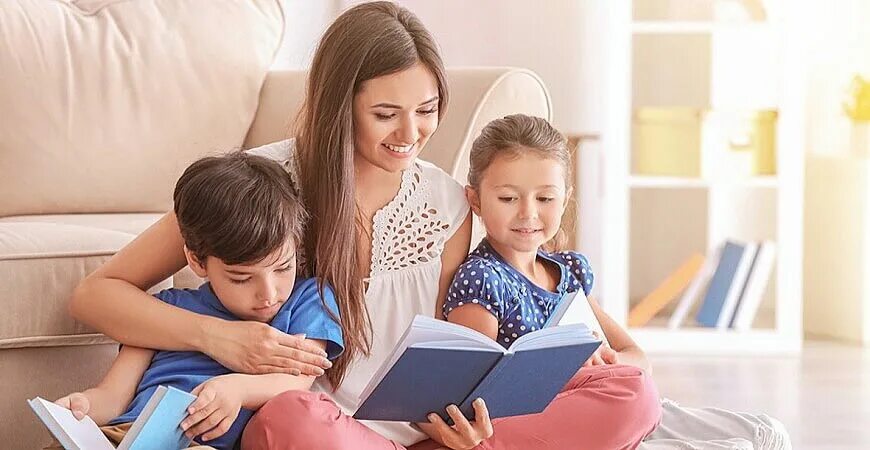 Мама читает ребенку. Чтение для детей. Родители и дети за чтением. Мама с книжкой и ребенком. Мама читает детям картинки