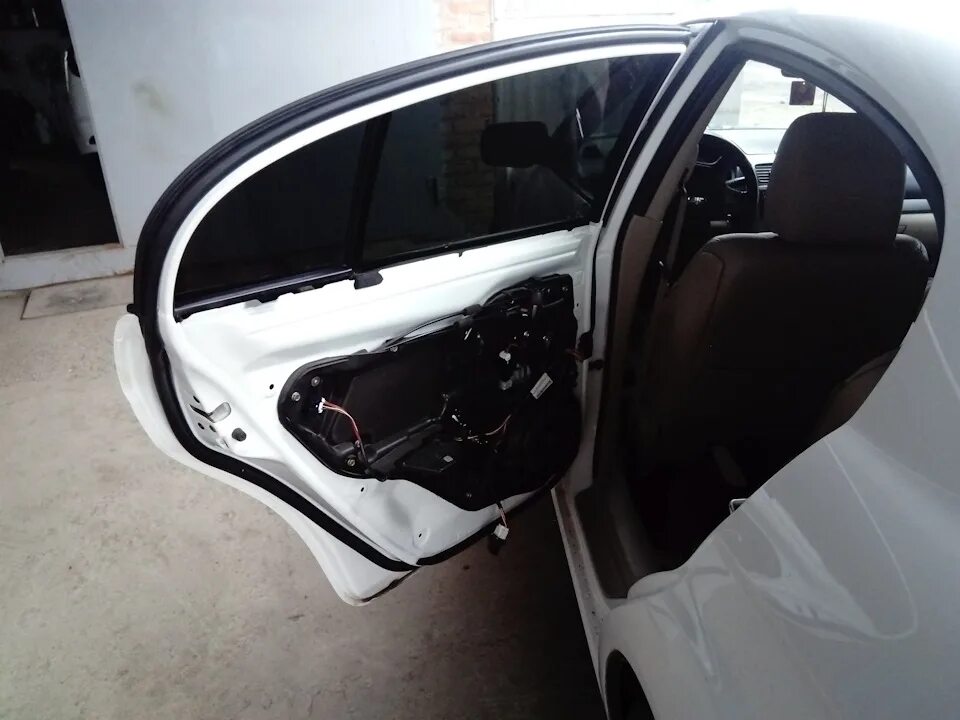 Ремонт Киа Рио : Обивка передней двери Kia Rio