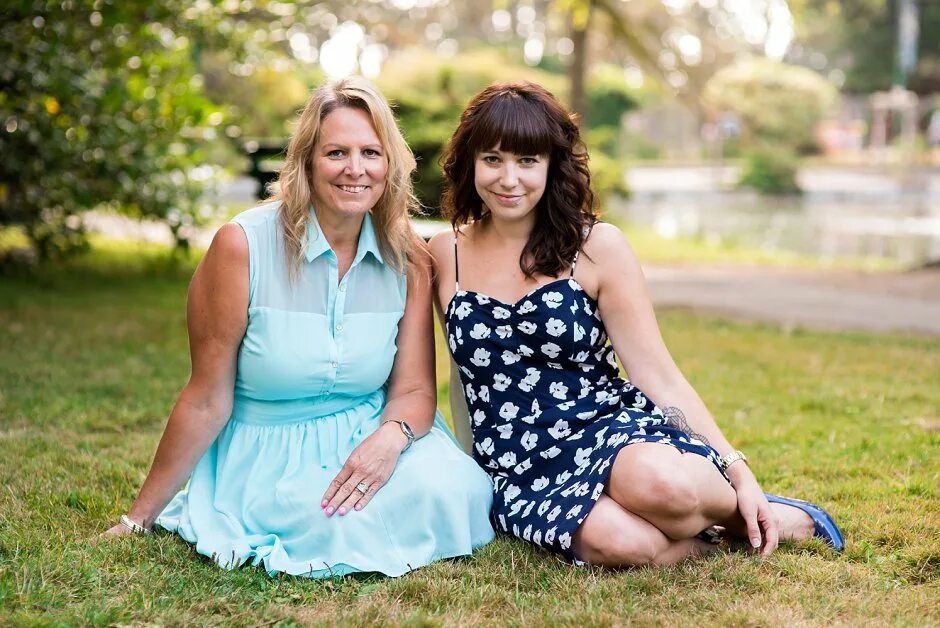 Moms girl lesbian. Мама с дочкой на выпускном. Фотосессия выпускник и мама. Лесбийская фотосессия мамы с дочкой. Мама и дочь Реал.