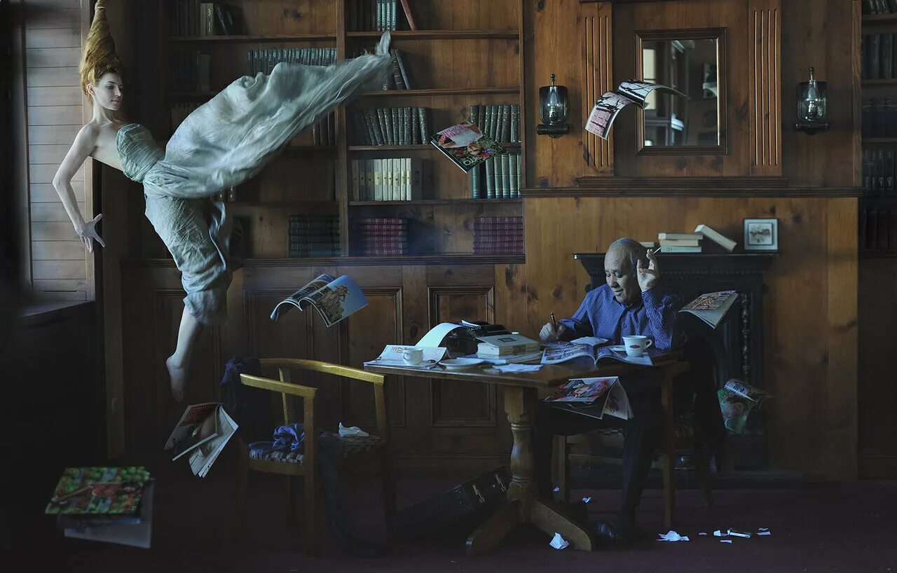 Летающий человек. Девушка парит в комнате. Фото julia fullerton-batten. Левитация фото. Летающие вещи.