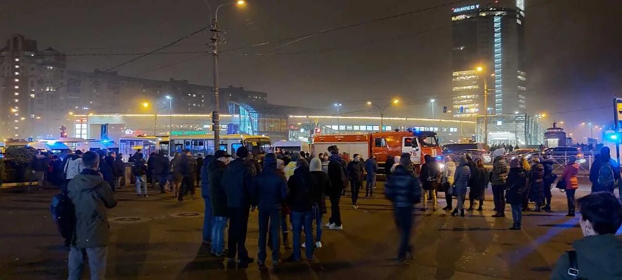 Авария на лифляндской улице сегодня. Дтп в невском районе санкт-петербурга в ночь 23. Дтп ленинский проспект. Дтп на лифляндской улице спб сегодня. Дтп санкт-петербург сегодня грузовик велосипедист.