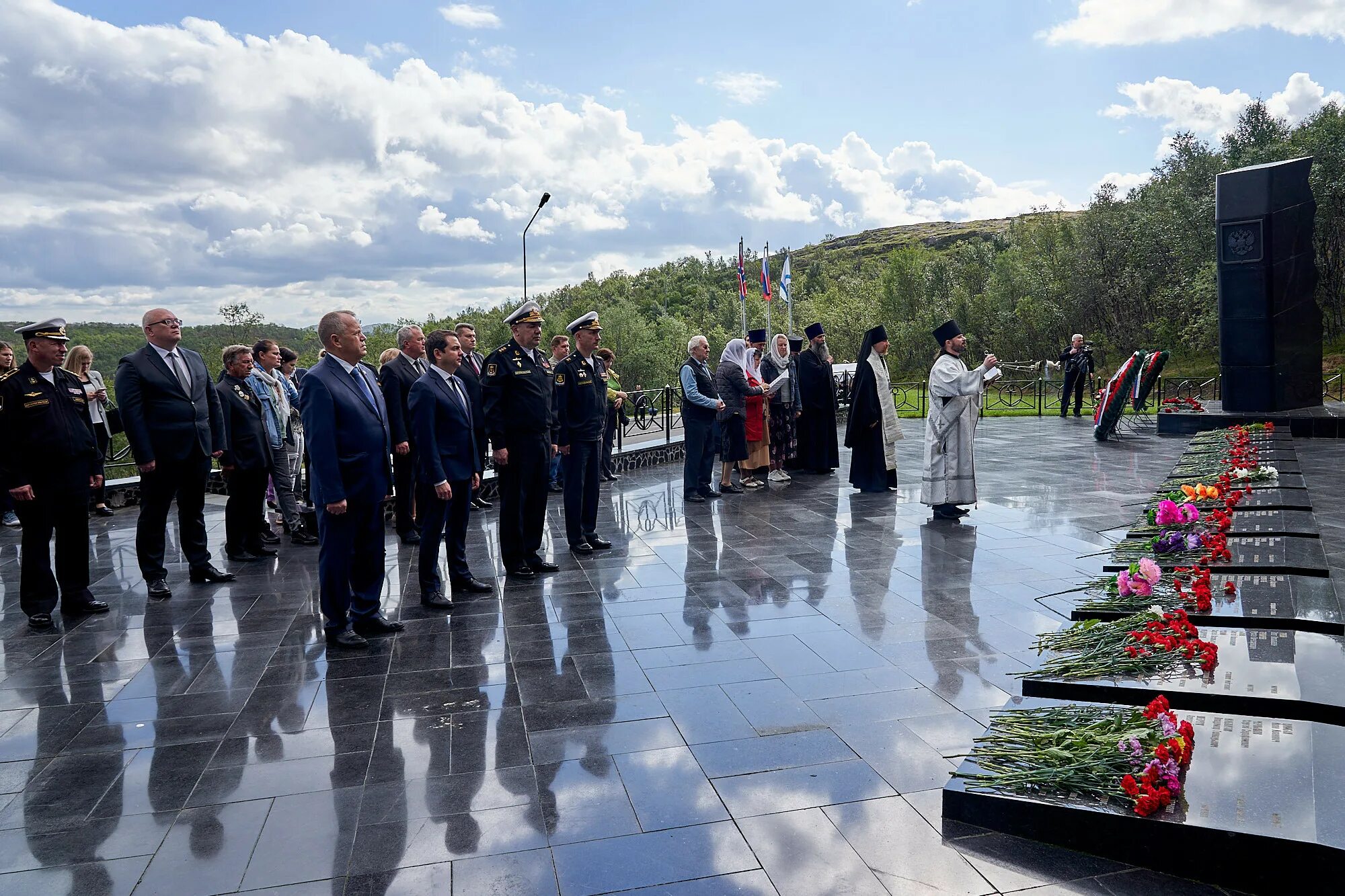 Мемориальный комплекс «подводникам погибшим в океане» Видяево. Памятник Курску в Видяево. Памятник памяти экипажа крейсера Курск.