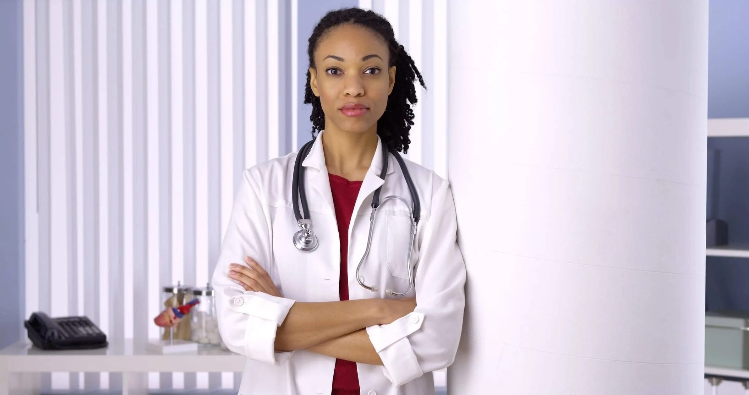 Доктор афроамериканец. Темнокожие врачи женщины. Чёрнокожая врачиха. Успешный доктор.