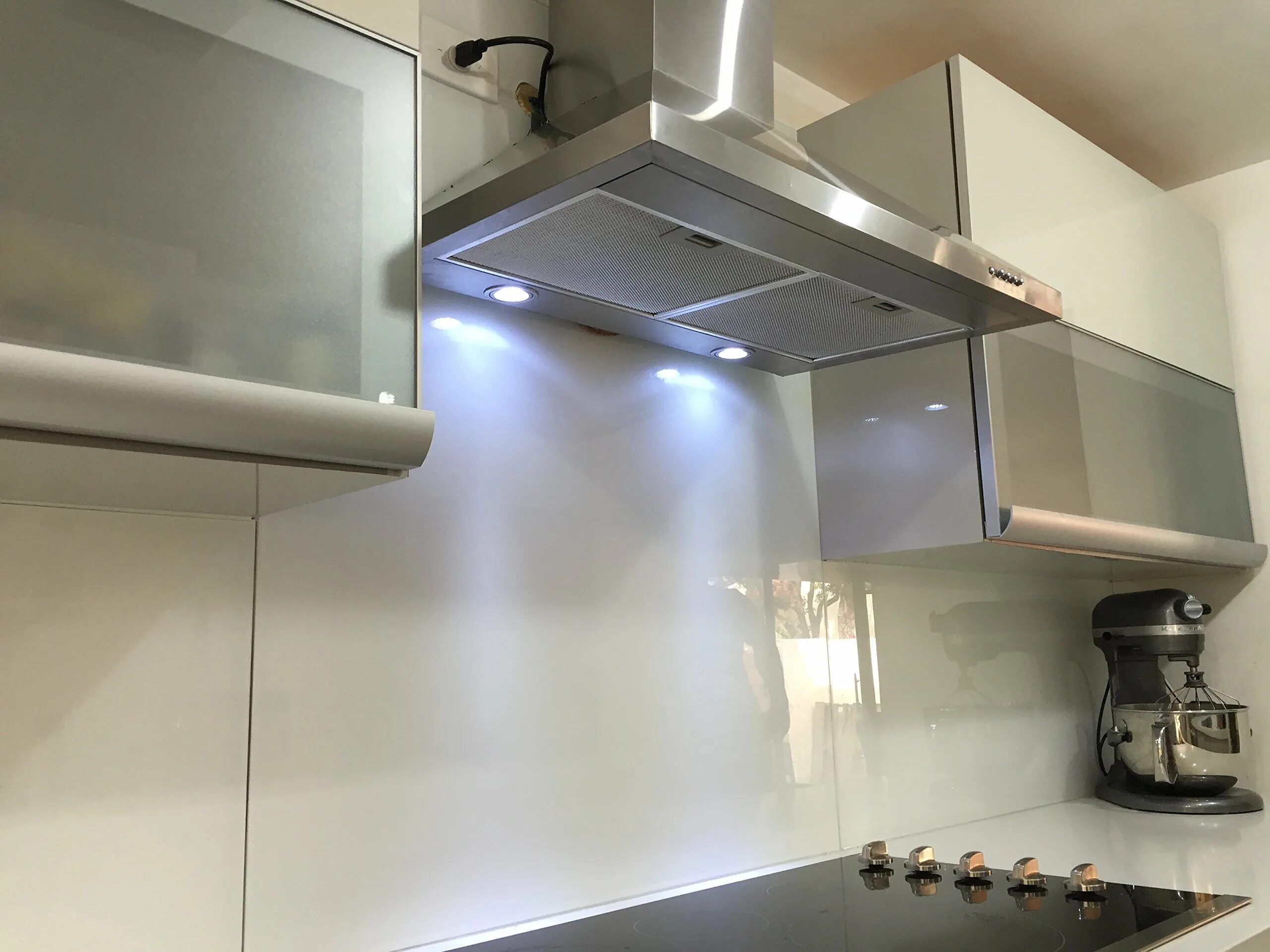 Кухонная вытяжка с выводом. Кухонная вытяжка Kitchen Hood. Вытяжка встраиваемая для кухни икеа 80. Вытяжка Kitchen Exhaust Hood Stove. Вытяжка Murino 3120.