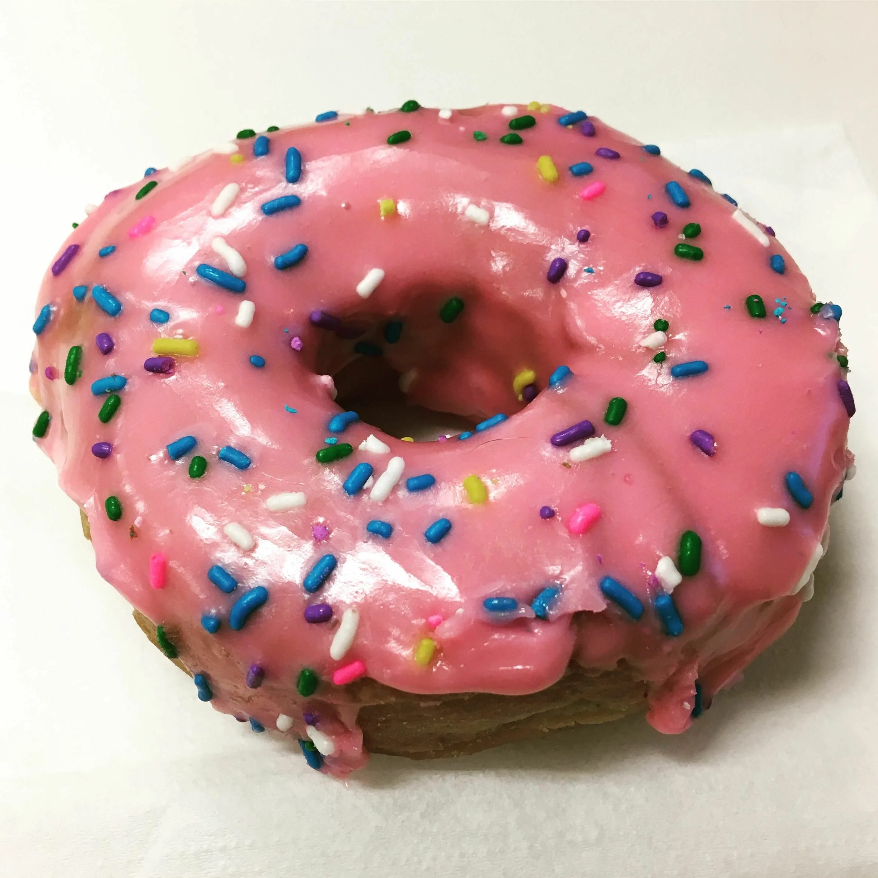 Пончики donut's. Пончик. Пончик розовый. Красивые пончики. Сочный пончик.