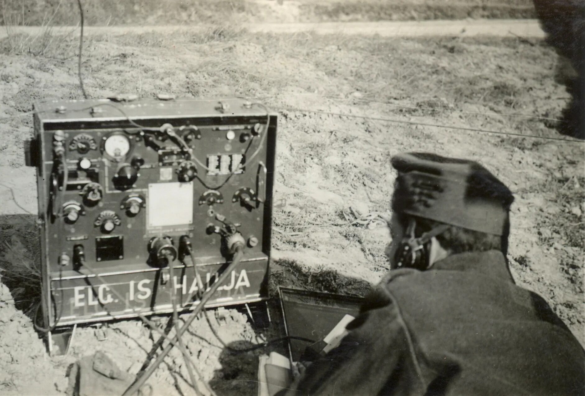 Soldiers radio. Солдат радиопередача. Солдат с радиостанцией р107. Р-157 солдат с радиостанцией. Радиомен.