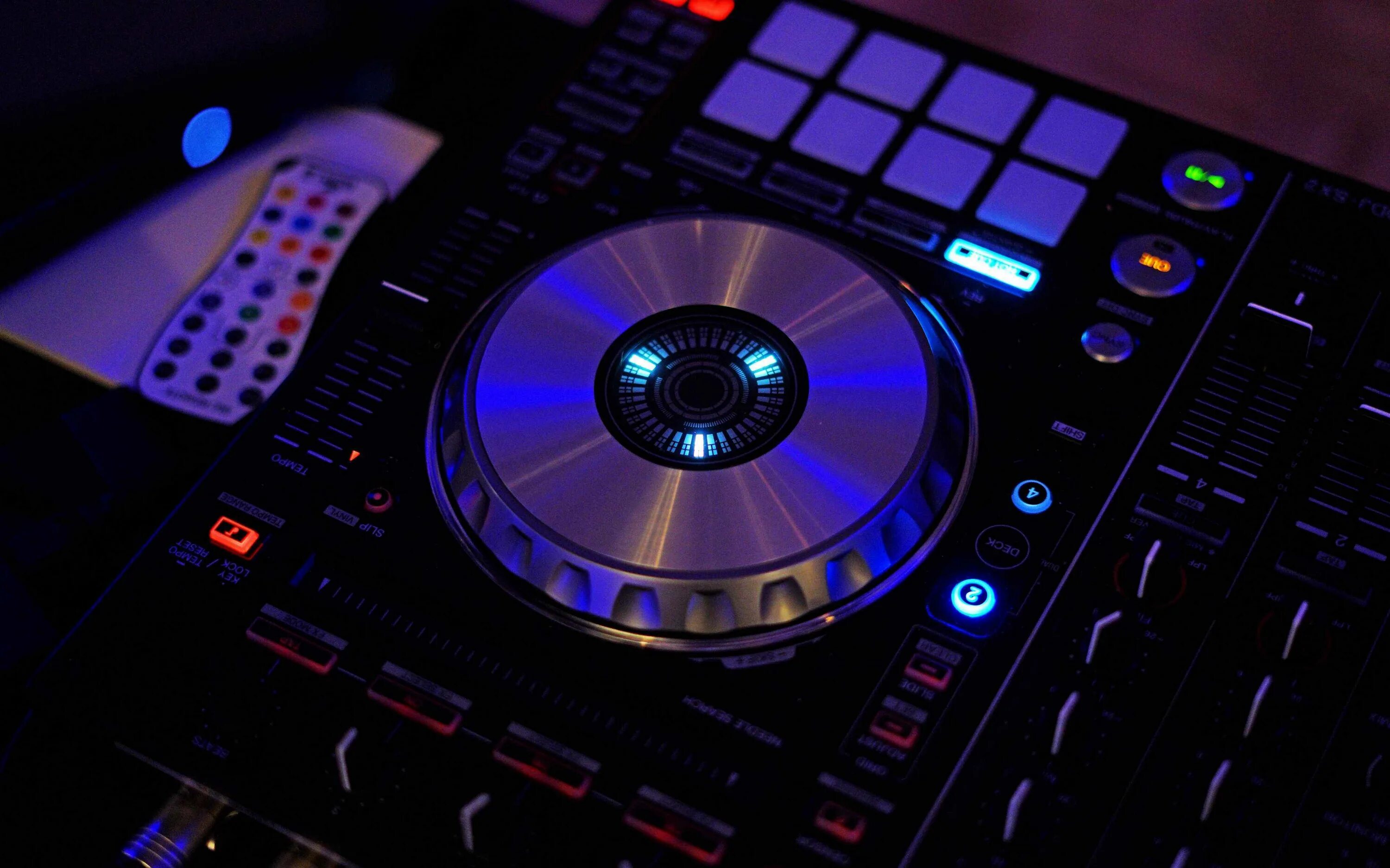 Dj фото. Темное фото приложения музыка. Goa psy диджей. Dj пульт pioneer 3000. Поставь музыку 4.