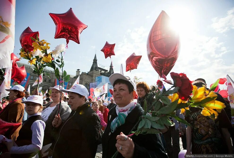 Первомай на красной площади. 1 Мая шествие на красной площади. Украшение колонны на 9 мая. Украшение колонны на 1 мая. 1 мая 90