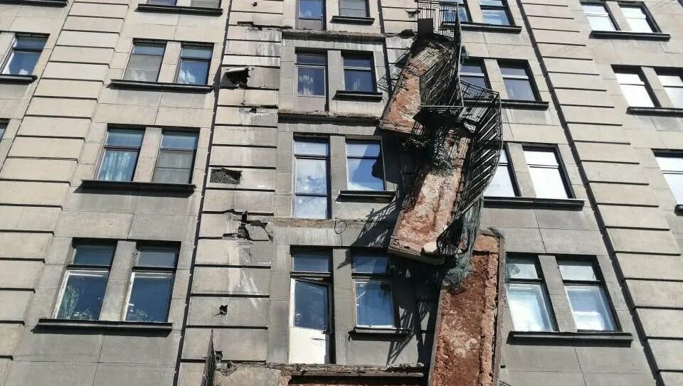 В питере упал дом