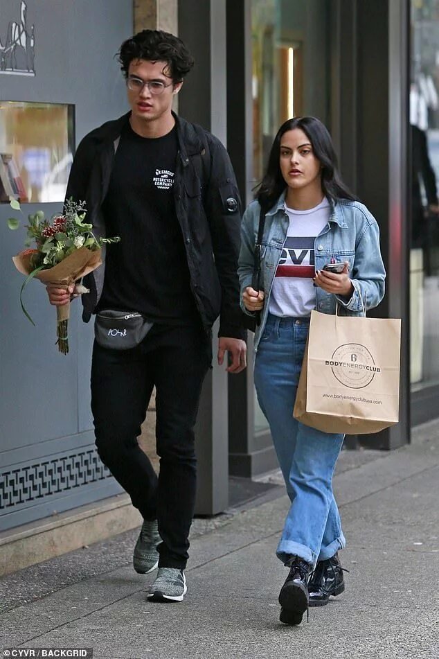 С кем встречается камилла Riverdale stars Camila Mendes and Charles Melton seen as a couple Daily Mail Onl