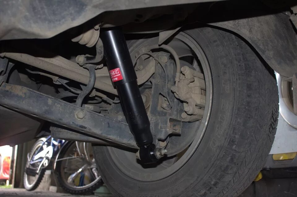 Х-трейл т31 задние амортизаторы. Амортизатор nissan e61105cc1a. Задние амортизаторы ниссан х трейл т31. Х-трейл т31 задние амортизаторы. Задние амортизаторы ниссан икстрейл т31.