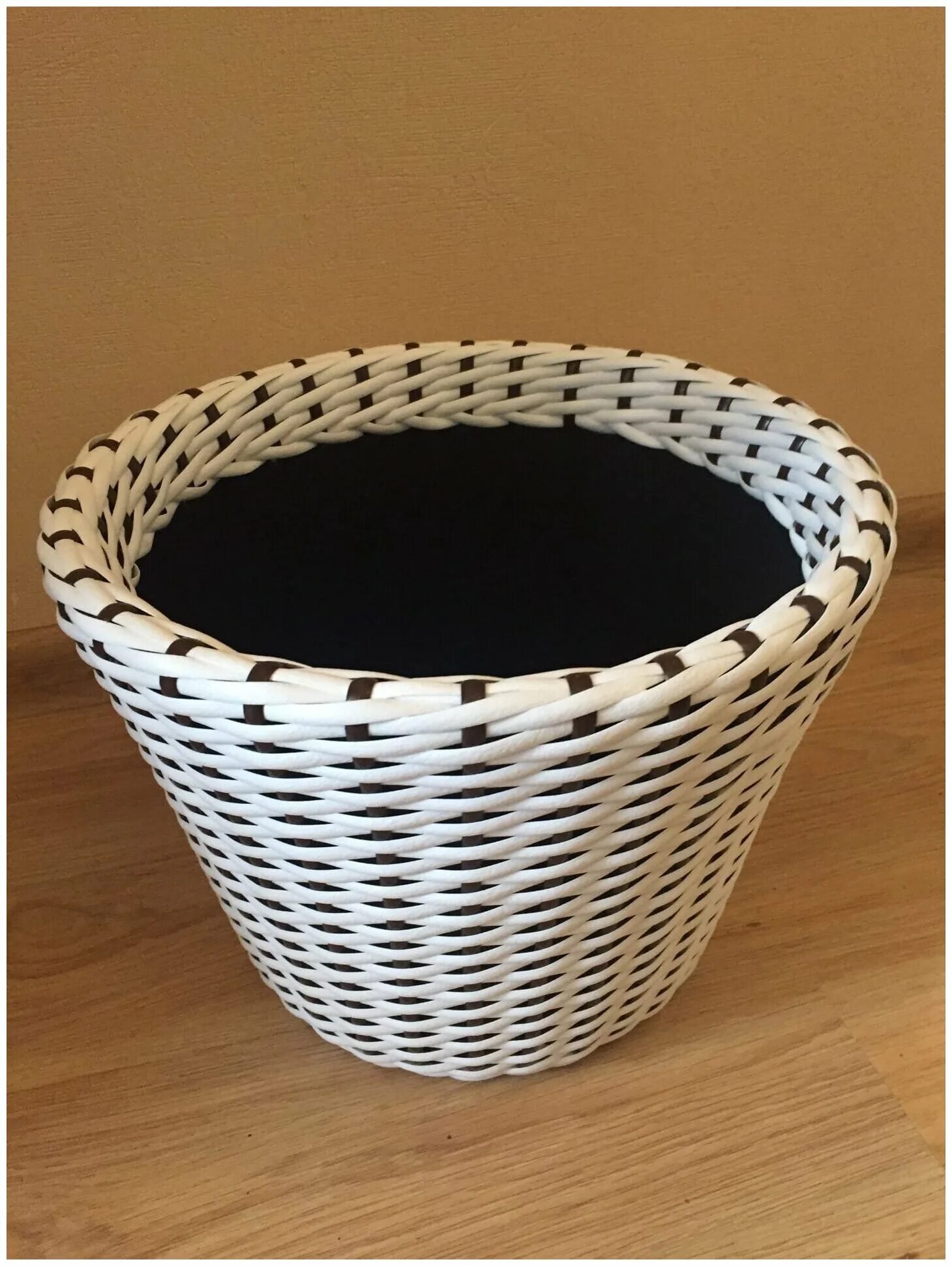 кашпо из ротанга яркие двухцветные. плетеные кашпо для цветов из искусственного ротанга. кашпо из ротанга двухцветное. ротанг для плетения корзин. плетеные кашпо из искусственного ротанга.