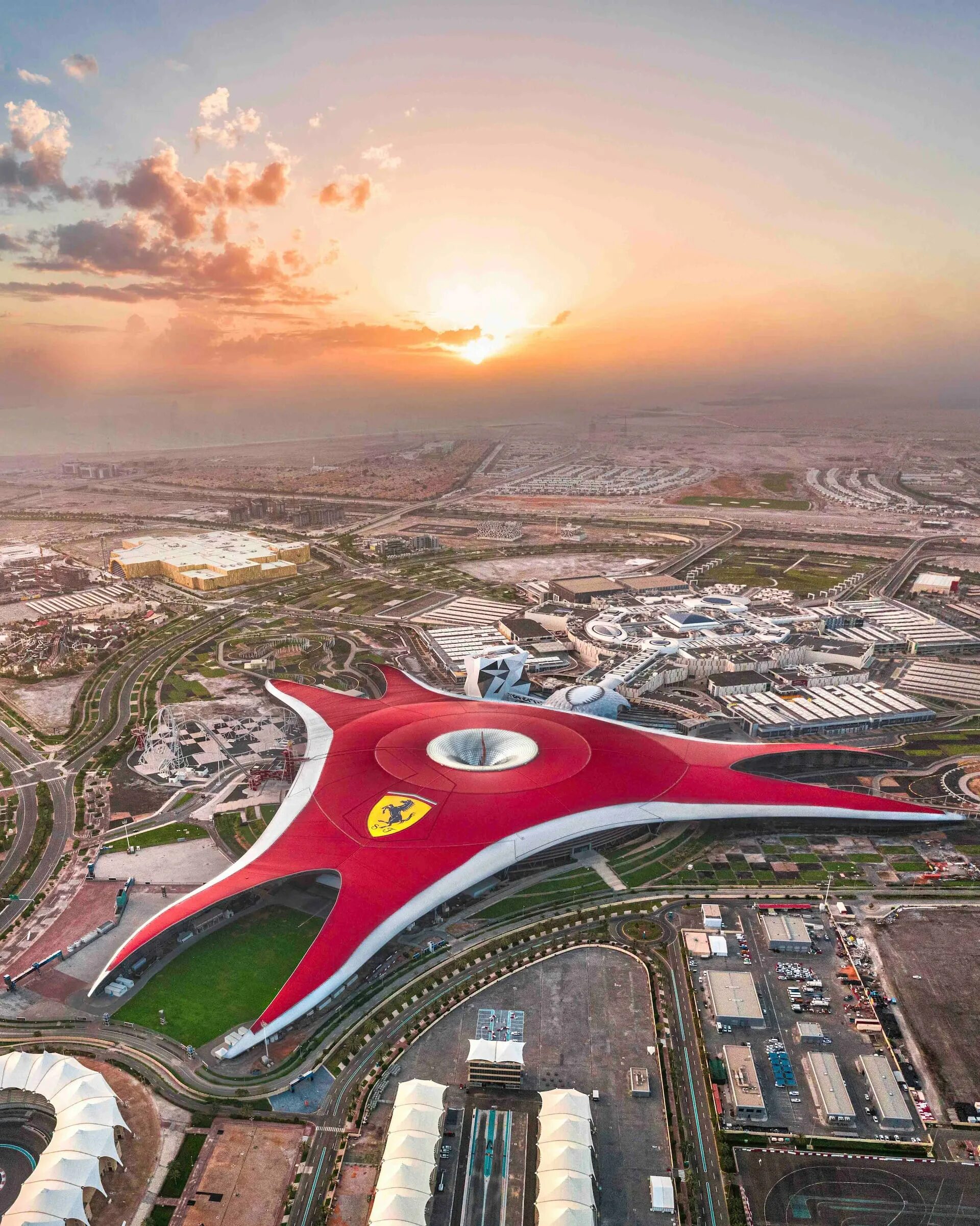 Ferrari world abu dhabi аттракционы. Мир феррари в абу-даби. Феррари парк абу даби. Феррари ворлд абу. Ferrari world в абу - даби (феррари парк).