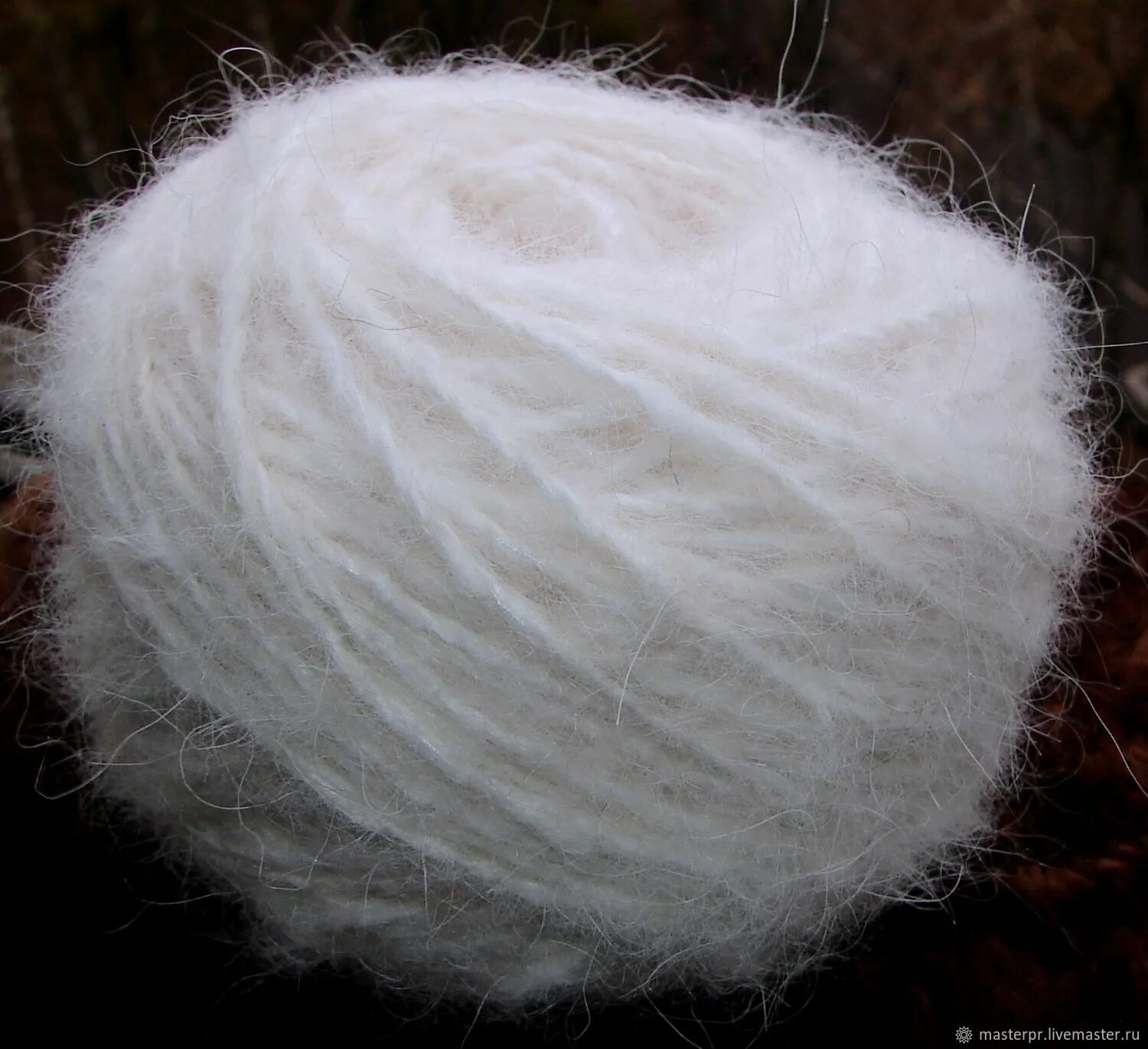 шерсть. вяжем шерстью. шерстяная пряжа. шерсть для вязки с петлями. шерстяные нитки для вязания.