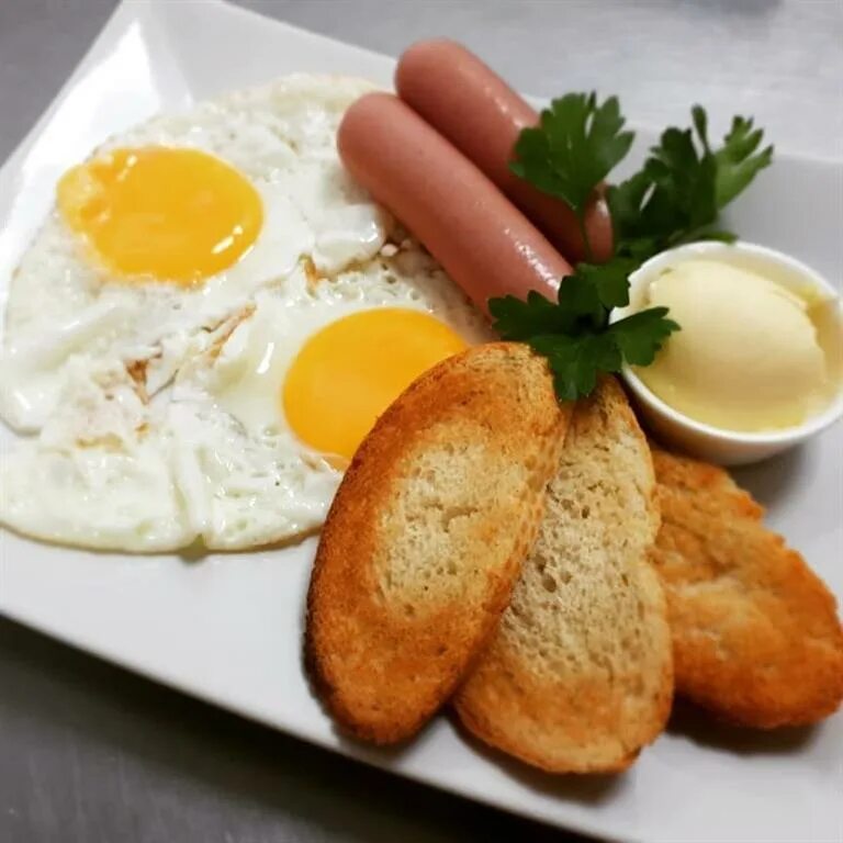 Два яйца и колбаса. Завтрак с сосисками. Яичница. Завтрак яичница с сосиской. Яичница с сосисками красиво.