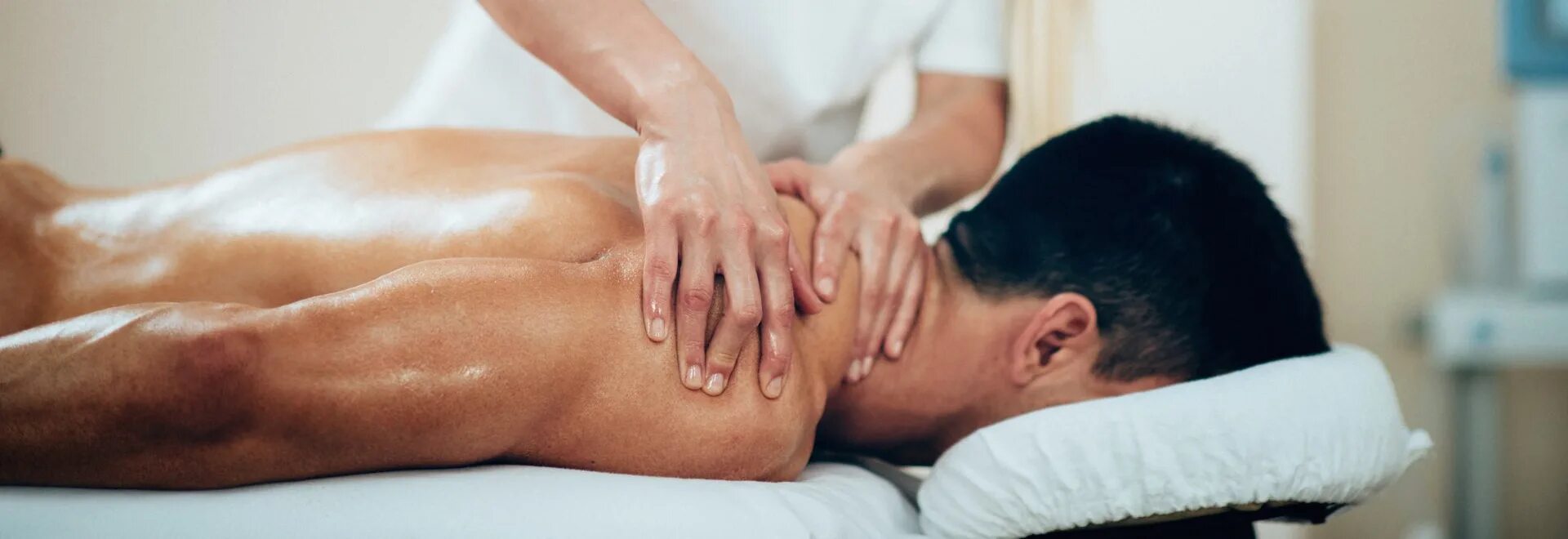 Huge massage. Спортивный массаж. Массаж спины. Спортивный массаж спины. Мужской спортивный массаж.