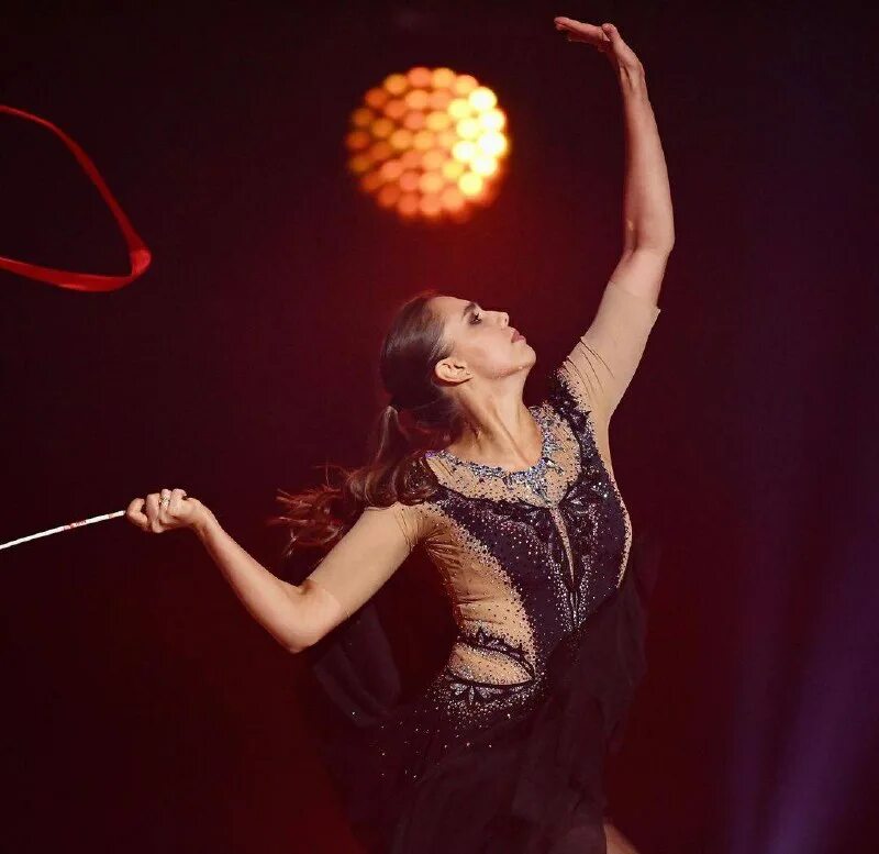 Веселый танец. Веселый человек в наушниках. Музыкальный настрой так и хочется танцев. Гармония и счастье. Музыкальный настрой так и хочется танцев.