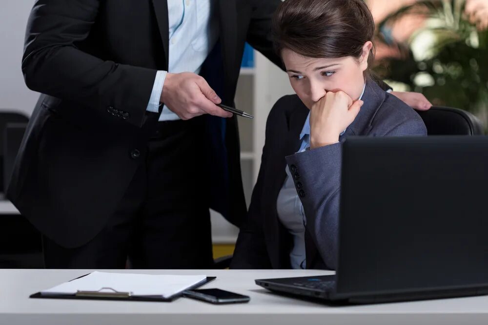 Конфликт на работе как быть. Мужчина на работе. стрессовые ситуации. напряженная ситуация. конфликт на работе.