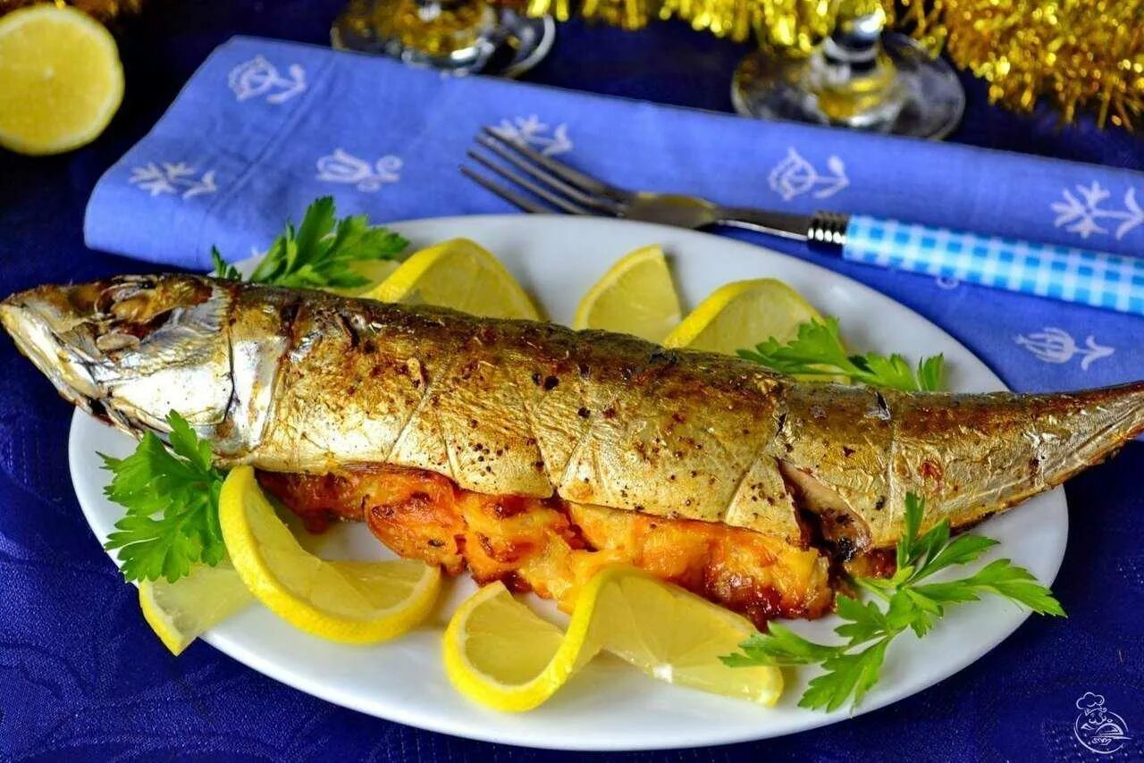 Скумбрия запеченная в духовке рецепт с фото. Рыба фаршированная скумбрия. Скумбрия фаршированная лимоном. Рыба фаршированная (Судак, щука). Рыба скумбрия запеченная.