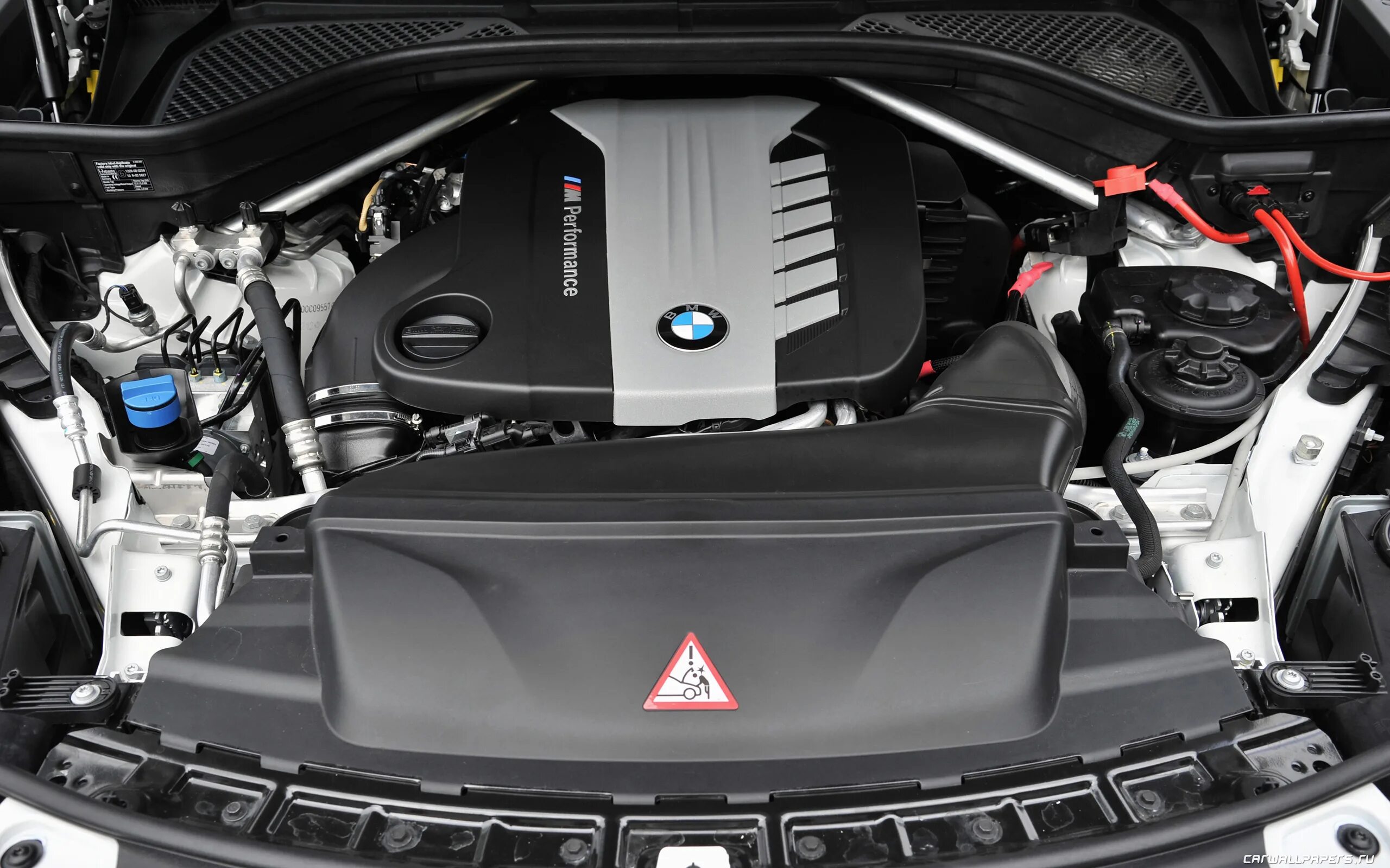 Bmw x6 двигатели. Мотор BMW x5 f15. БМВ х5 50d мотор. Моторный отсек BMW x5 f15. BMW x5 f15 мотор n57.