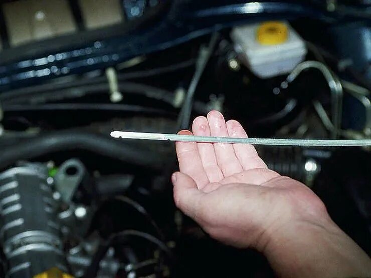 Как снять щуп. Щуп масла на двигателе м 156. Щуп focus 2 2. Щуп масляный приора 16 клапанов. Как снять щуп.