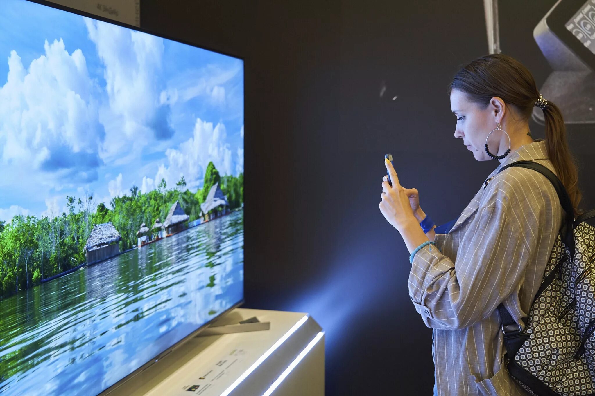 Лучшие новые телевизоры. Sony 8k OLED. Телевизор Sony 8k. Sony Bravia 2019. Телевизор сони бравиа 2019 года.