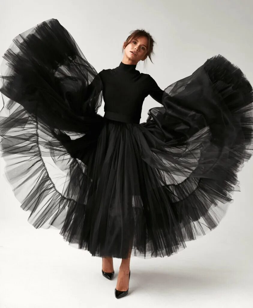 Девушка в магазине одежды. Дизайнер одежды в пышных юбках. Ennstore одежда. New shop. Ennstore одежда.