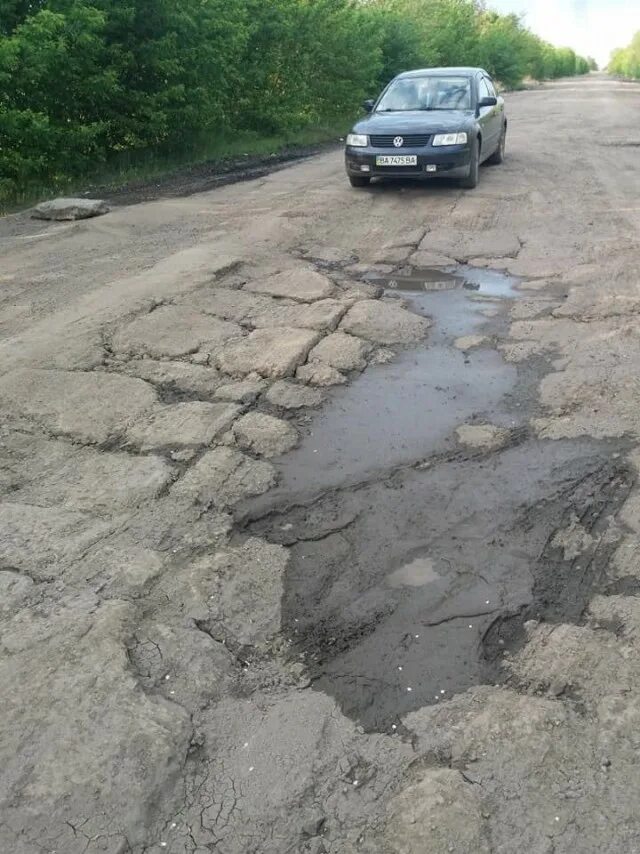 Почему украина плохая. Разбитая дорога. Плохие дороги. Плохая дорога. Дороги в Украине.