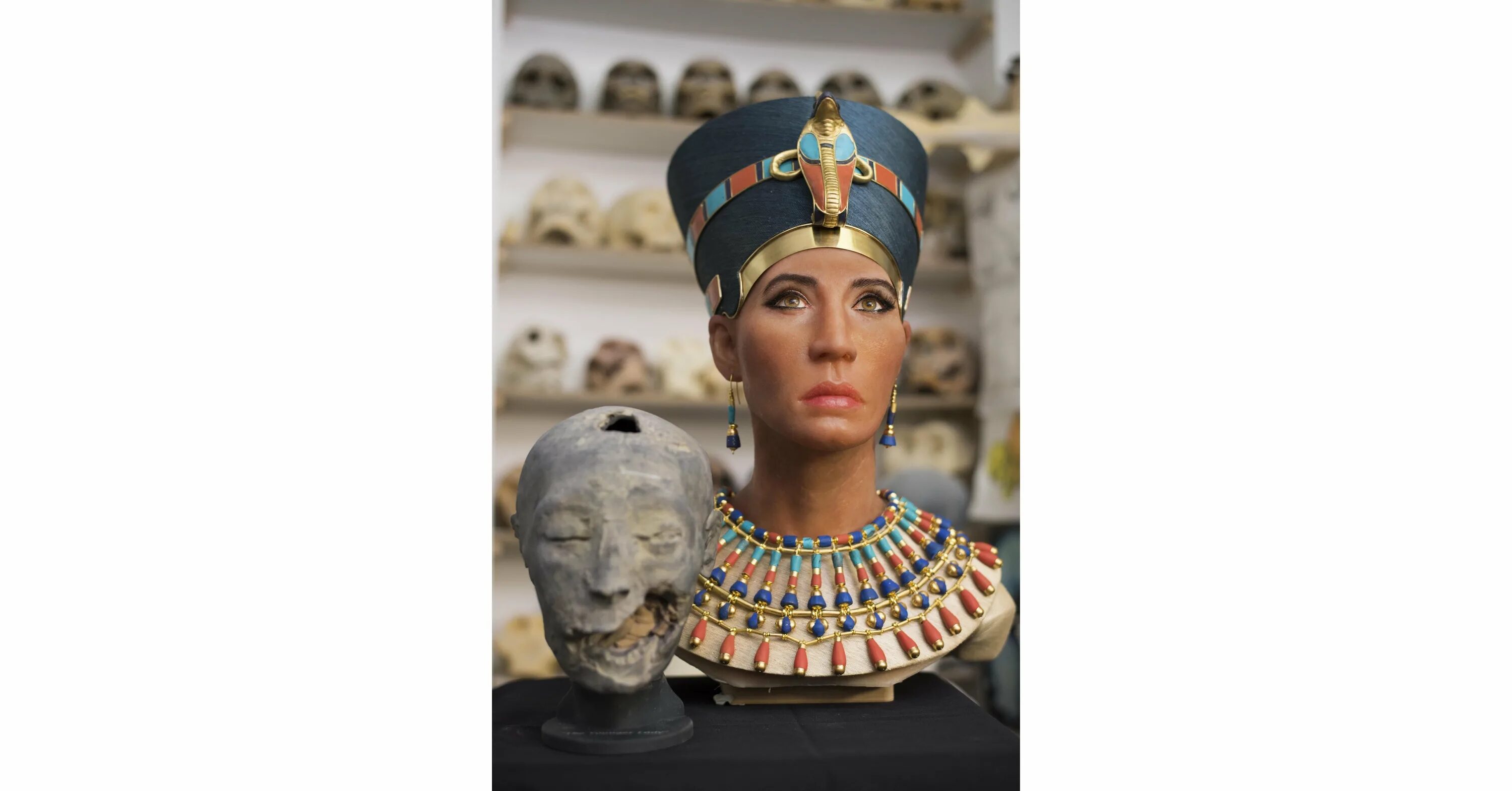 Клеопатра и нефертити разница. Мумия царицы нефертити. Нефертити золотое сечение. Нефертити и клеопатра разница. Нефертити и клеопатра.