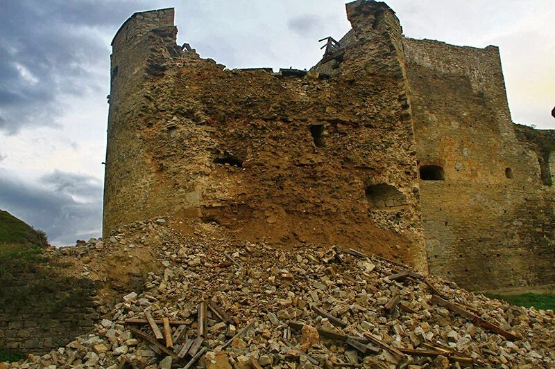 Разбитая крепость. Крепость в Каменец-Подольском ядро в стене. Каменец-Подольский замок башни. Папская башня Каменец. Крепость Каменец-Подольская отдельно стоящие башни.