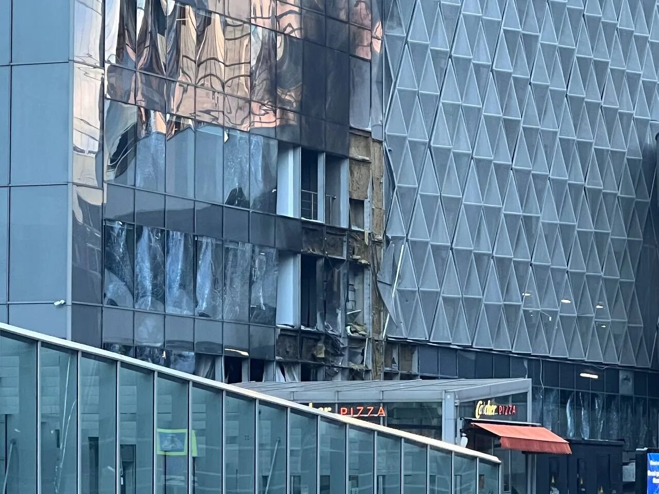 Видео нападения на крокус сити. Атака беспилотников Москва Сити 30.07. Москва Сити 2023. Стеклянный фасад. Здания Москвы.